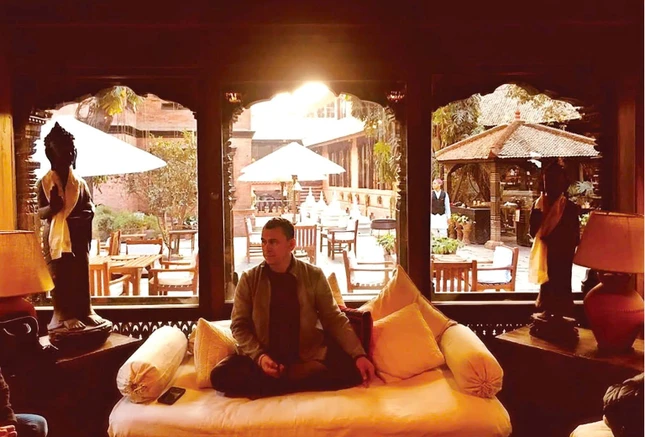 Cem Sen trong buổi thảo luận về Phật pháp