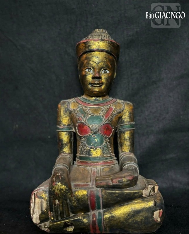 Tượng Phật cổ mang phong cách mỹ thuật Phật giáo Khmer, có niên đại khoảng thế kỷ XVII-XVIII Tượng Phật cổ mang phong cách mỹ thuật Phật giáo Khmer, có niên đại khoảng thế kỷ XVII-XVIII