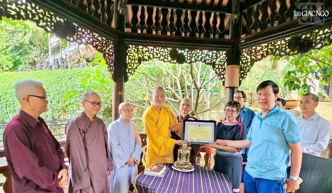 Hòa thượng Thích Hải Ấn trao Bằng tuyên dương công đức đến nhà sưu tập cổ vật Lê Thị Lý, chủ nhân Bảo tàng tư nhân Tâm An Viên Hòa thượng Thích Hải Ấn trao Bằng tuyên dương công đức đến nhà sưu tập cổ vật Lê Thị Lý, chủ nhân Bảo tàng tư nhân Tâm An Viên