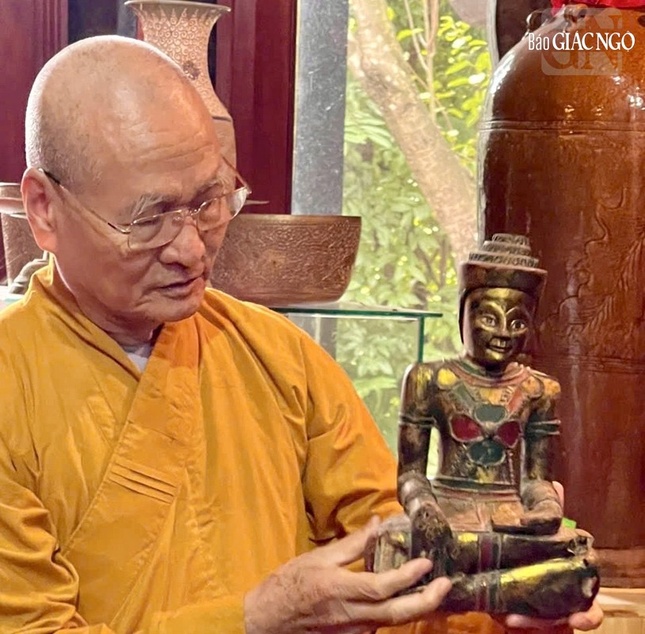 Hòa thượng Thích Hải Ấn bên pho tượng Phật cổ tại Bảo tàng tư nhân Tâm An Viên Hòa thượng Thích Hải Ấn bên pho tượng Phật cổ tại Bảo tàng tư nhân Tâm An Viên