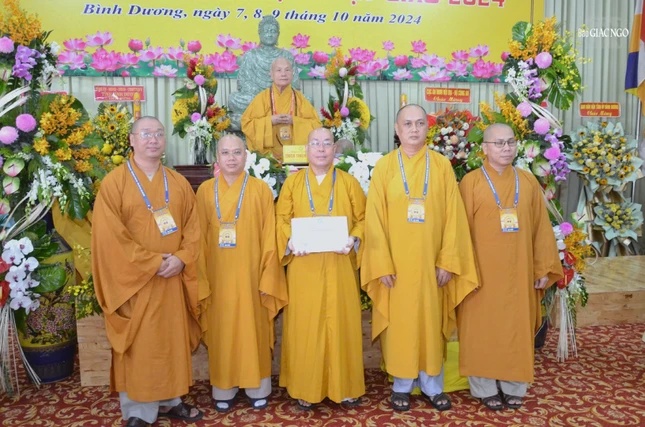 Đại diện Ban Trị sự GHPGVN TP.HCM nhận chứng chỉ