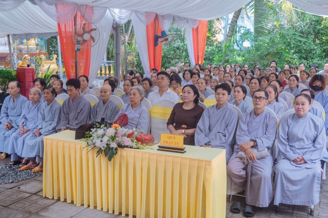 Phật tử về chùa dự lễ Phật tử về chùa dự lễ