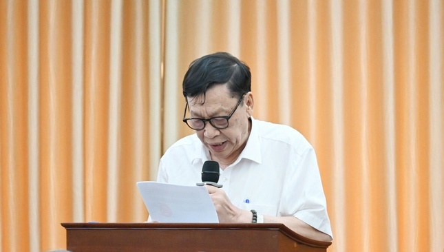 Giáo sư Lương Gia Tĩnh đọc báo cáo công tác tuyển sinh