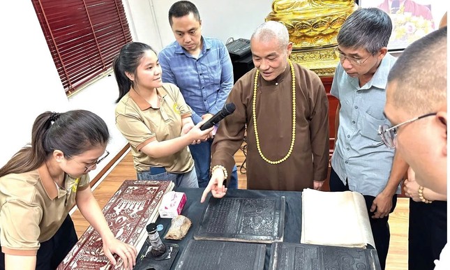 Thượng tọa Thích Tiến Đạt giao lưu sau buổi thuyết trình tại Viện Trần Nhân Tông - Ảnh: CMK