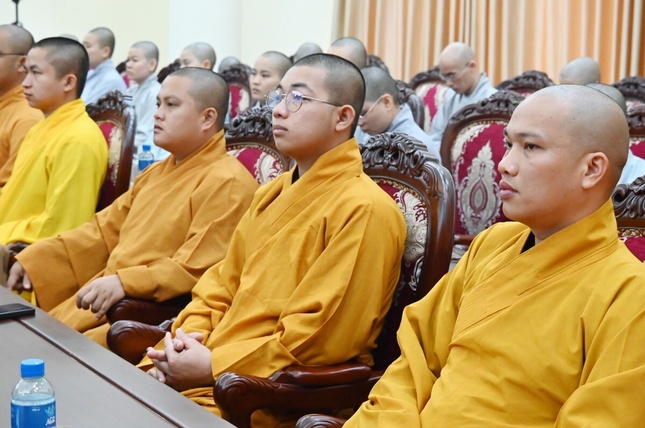 Tăng sinh tham dự