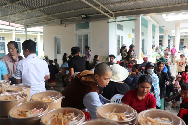 Sư cô Thích nữ Hiền Thiện chuẩn bị các phần cơm để phát cho bà con đến khám bệnh