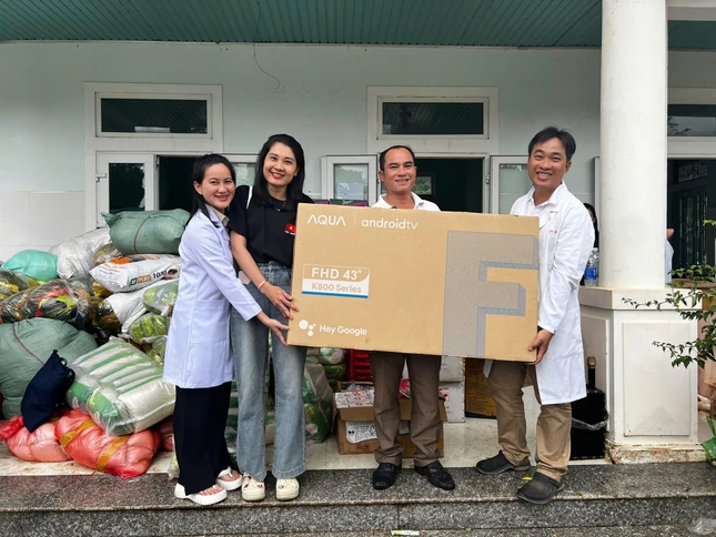 Trao tặng ti vi tại điểm trường tiểu học