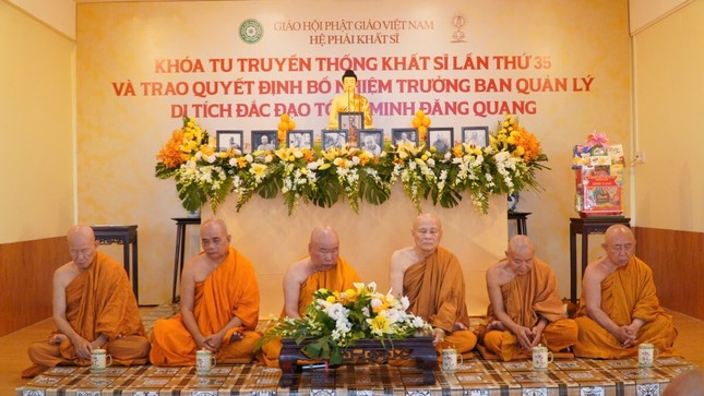 Chư tôn đức chứng minh