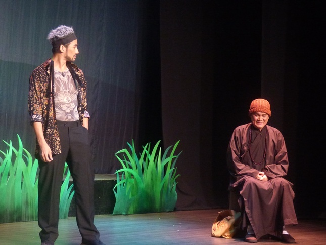 NSƯT Hữu Châu (phải) vai nhà sư và Lương Thế Thành vai tướng cướp - Ảnh: H.K