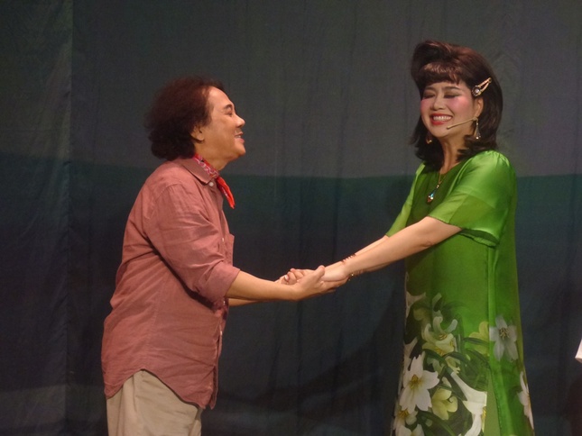 NSƯT Thành Lộc vai nhà thơ, Lê Khánh vai nữ đại gia - Ảnh: H.K