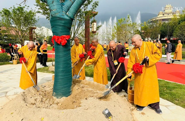 Đại biểu GHPGVN tham dự hoạt động trồng cây lưu niệm cổ động cho hoạt động bảo vệ môi trường