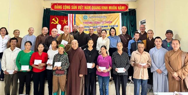 Tại H.Hòa An, Cao Bằng, đoàn trao hỗ trợ 200 phần quà đến bà con