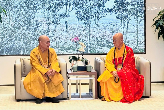 Trưởng lão Hòa thượng Diễn Giác, Chủ tịch Hiệp hội Phật giáo Trung Quốc và Thượng tọa Thích Thanh Phong, Phó Chủ tịch Hội đồng Trị sự GHPGVN, Trưởng ban Kinh tế-Tài chính T.Ư Trưởng lão Hòa thượng Diễn Giác, Chủ tịch Hiệp hội Phật giáo Trung Quốc và Thượng tọa Thích Thanh Phong, Phó Chủ tịch Hội đồng Trị sự GHPGVN, Trưởng ban Kinh tế-Tài chính T.Ư