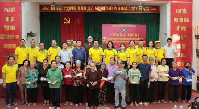 Trao quà đến bà con tại H.Chương Mỹ, TP.Hà Nội Trao quà đến bà con tại H.Chương Mỹ, TP.Hà Nội