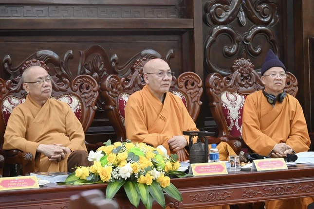 Chư tôn đức chủ trì hội thảo