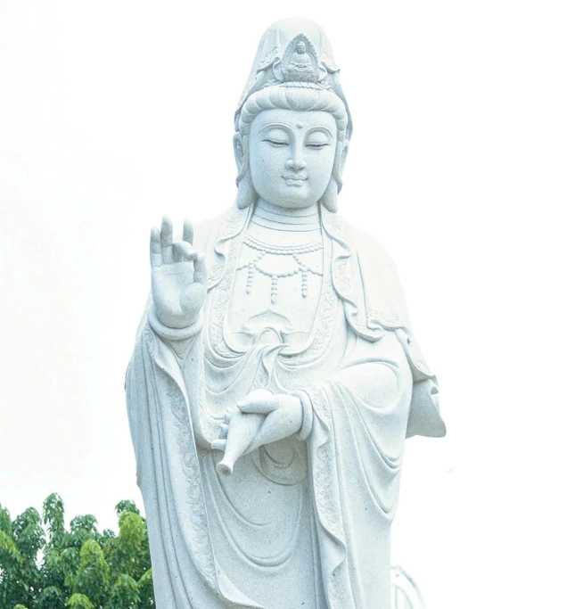 Nói đến đạo Phật, thông thường người ta nghĩ ngay đó là đạo của Từ bi cứu khổ. Với ý nghĩa đó, Đức Quán Thế Âm là hình tượng đại biểu nhất cho đạo Phật theo quan niệm của dân gian Nói đến đạo Phật, thông thường người ta nghĩ ngay đó là đạo của Từ bi cứu khổ. Với ý nghĩa đó, Đức Quán Thế Âm là hình tượng đại biểu nhất cho đạo Phật theo quan niệm của dân gian