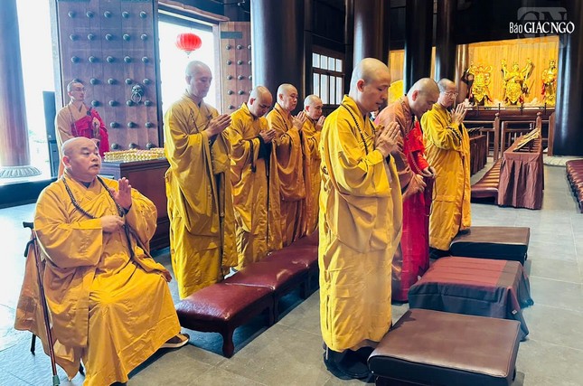 Đoàn đại biểu GHPGVN lễ Phật tại chánh điện chùa Nhân Vương Hộ Quốc