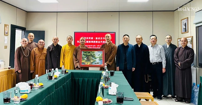Đoàn đại biểu GHPGVN tặng bức tranh lưu niệm đến Hiệp hội Phật giáo TP.Hồ Châu, Trung Quốc