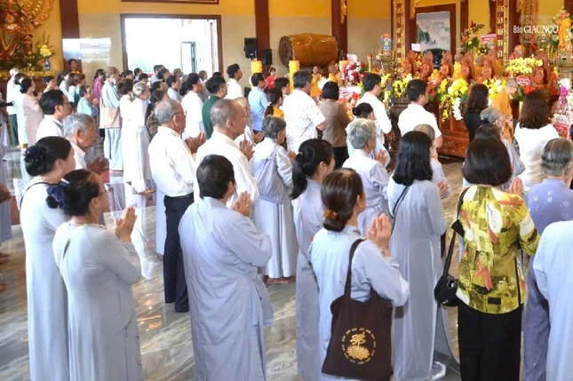 Đông đảo Phật tử về chùa dự lễ