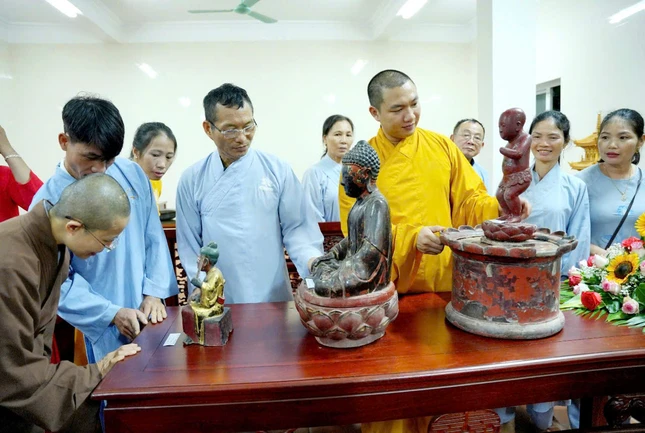 Tham quan triển lãm Di sản cổ vật Phật giáo Hoan Châu