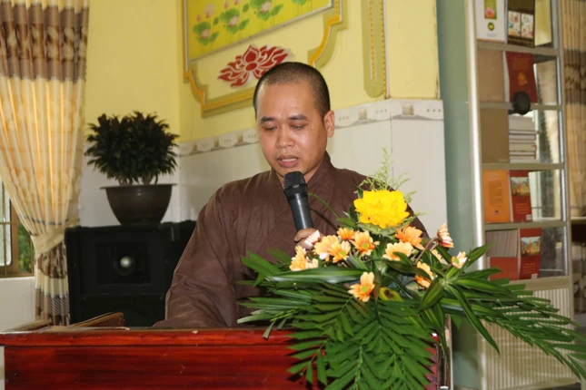 Đại đức Thích Thiện Lộc báo cáo sơ kết công tác Phật sự giữa nhiệm kỳ VI giai đoạn 2021-2024