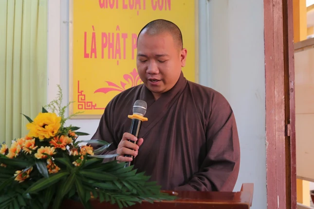 Đại đức Thích Minh Trí báo cáo khái quát công tác tổ chức Đại giới đàn Nhựt Huệ