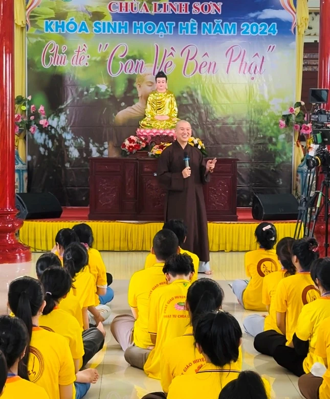 Thầy Đức Quang với những hoạt động gắn với người trẻ, từ đó hiểu họ, uyển chuyển đưa Phật pháp đến với họ như một “diệu dược” chữa lành - Ảnh: NVCC Thầy Đức Quang với những hoạt động gắn với người trẻ, từ đó hiểu họ, uyển chuyển đưa Phật pháp đến với họ như một “diệu dược” chữa lành - Ảnh: NVCC