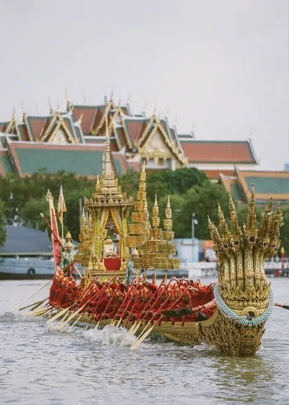 Cỗ thuyền Anantanagaraj với mũi thuyền chạm hình rắn Naga 7 - Ảnh: Let's Go: Thailand