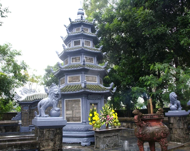 Bảo tháp Hòa thượng Thích Phước Châu trong khuôn viên tổ đình Sắc tứ Tịnh Quang