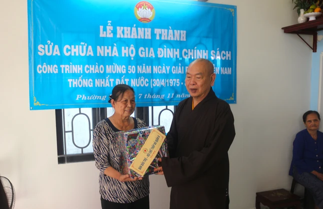 Thượng tọa Thích Huệ Công trao quà đến bà Phạm Thị Kim Vân