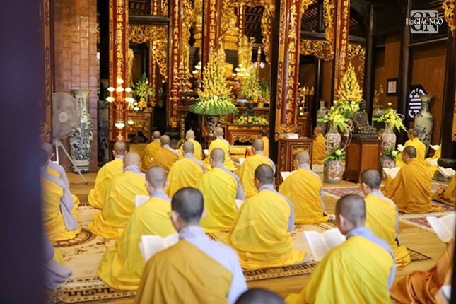 Chư Tăng Ni Học viện Phật giáo VN đồng tụng thời kinh cầu nguyện