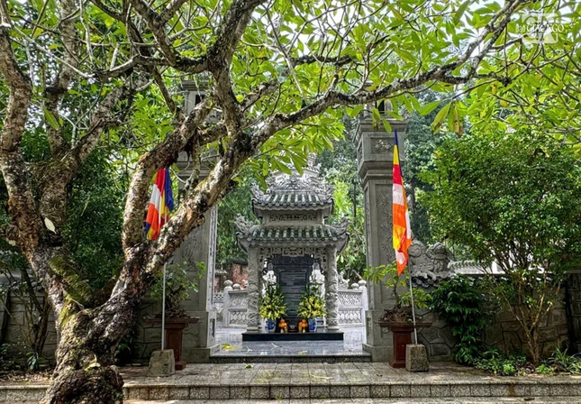 Bia tưởng niệm cố Trưởng lão Hòa thượng Thích Chơn Thiện Bia tưởng niệm cố Trưởng lão Hòa thượng Thích Chơn Thiện