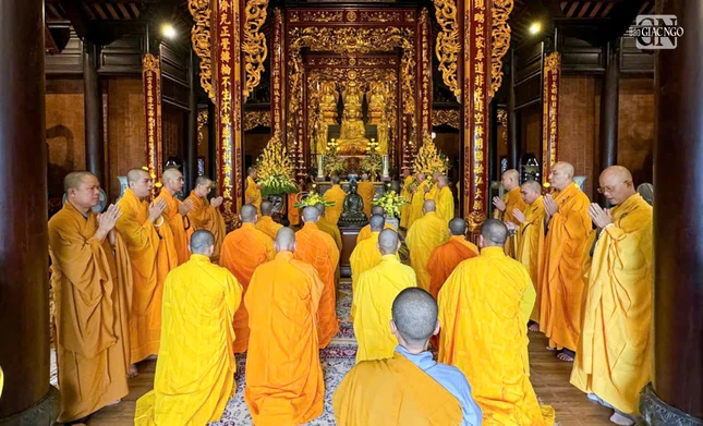 Trang nghiêm khóa lễ cúng ngọ tại chánh điện tổ đình Tường Vân Trang nghiêm khóa lễ cúng ngọ tại chánh điện tổ đình Tường Vân