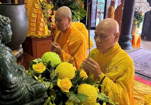 Chư tôn giáo phẩm dâng hương tưởng niệm Chư tôn giáo phẩm dâng hương tưởng niệm