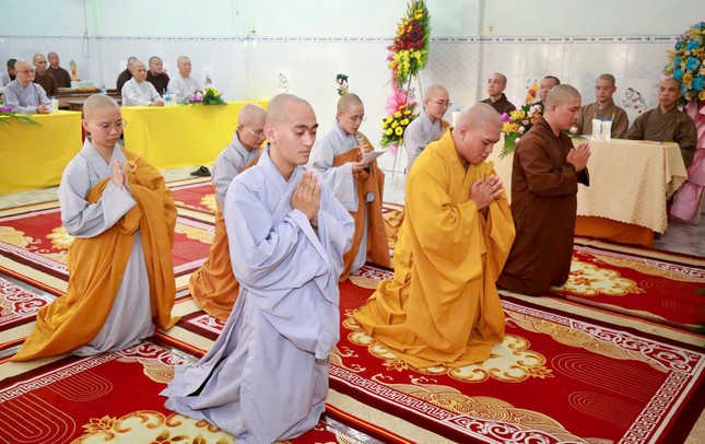 Đại diện Tăng Ni sinh dâng lời tri ân Đại diện Tăng Ni sinh dâng lời tri ân