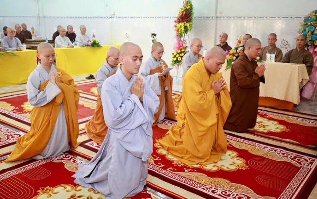 Đại diện Tăng Ni sinh dâng lời tri ân Đại diện Tăng Ni sinh dâng lời tri ân