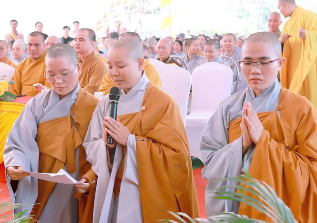 Sư cô Thích nữ Huệ Tịnh dâng lời phát nguyện