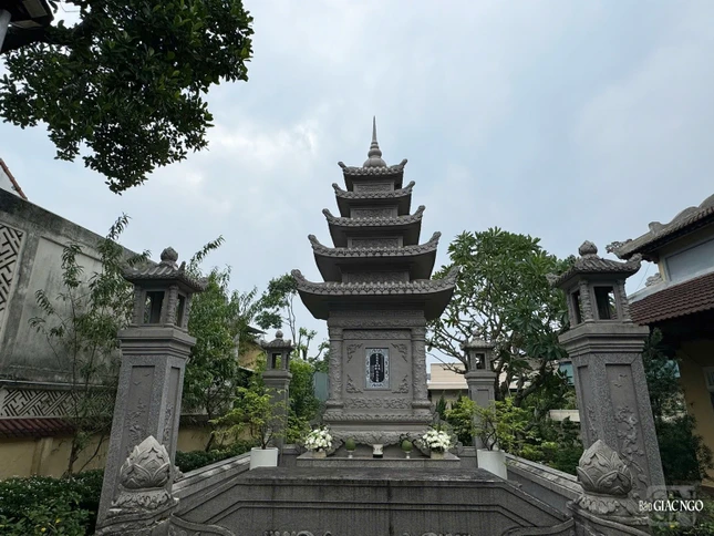 Bảo tháp lưu giữ một phần xá-lợi Trưởng lão Hòa thượng Thích Trí Quang sau chùa Từ Đàm