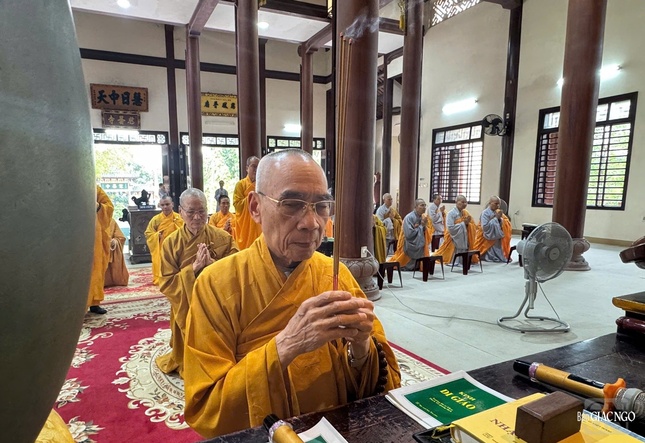 Trưởng lão Hòa thượng Thích Quang Nhuận niêm hương bạch Phật khai kinh Di giáo