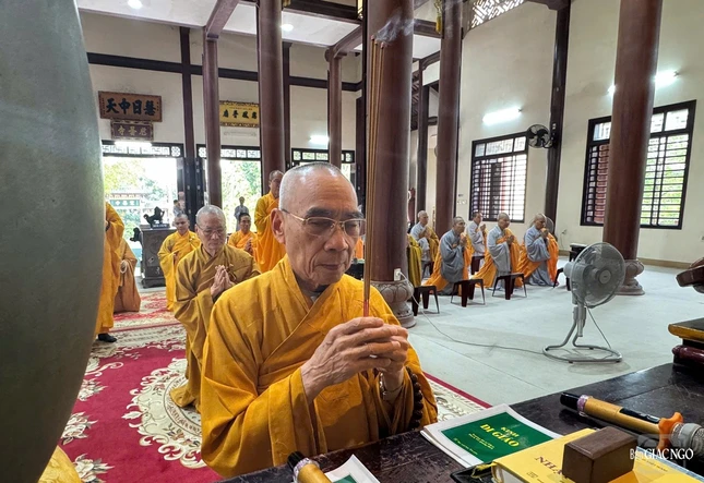 Trưởng lão Hòa thượng Thích Quang Nhuận niêm hương bạch Phật khai kinh Di giáo