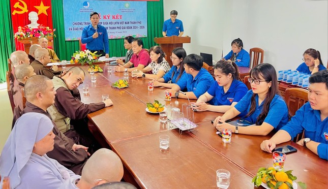 Chủ tịch Hội Liên hiệp Thanh niên VN TP.Quy Nhơn Nguyễn Văn Hòa phát biểu tri ân