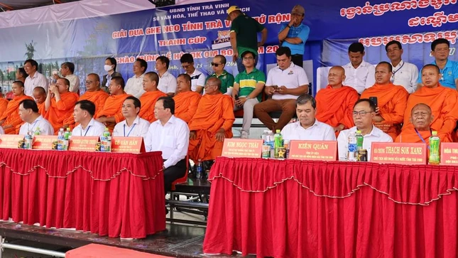 Đại biểu tham dự lễ khai mạc