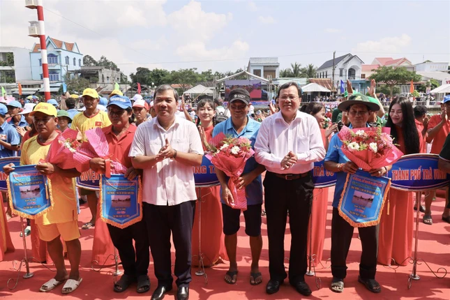 Lãnh đạo tỉnh chụp ảnh lưu niệm cùng các đội thi