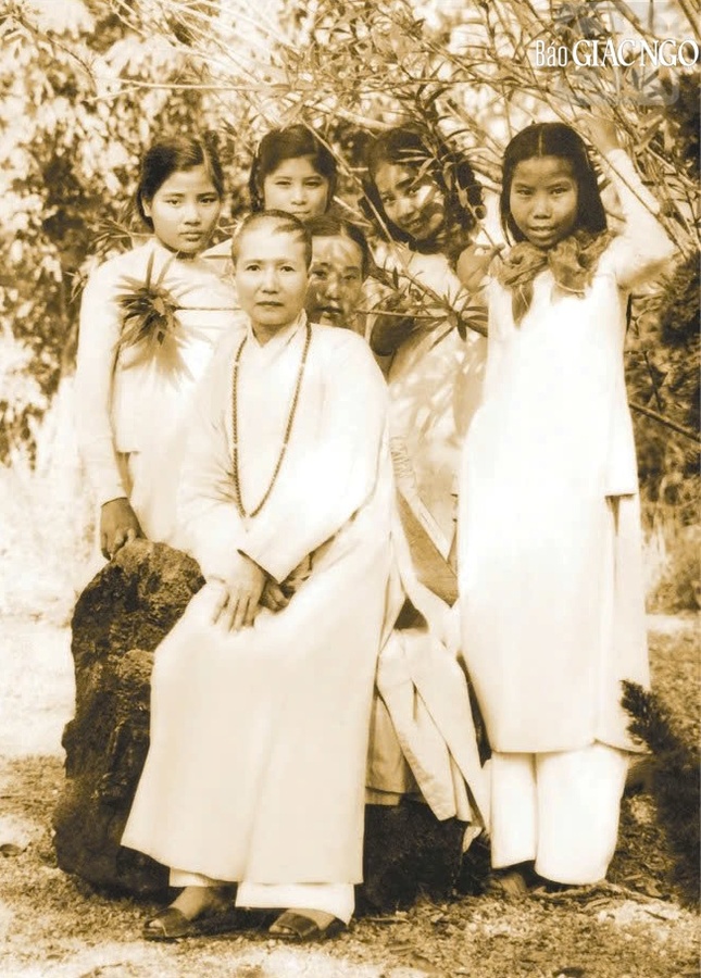 Tiểu thư Hồ Thị Hạnh sau khi xuất gia trở thành Sư bà Diệu Không