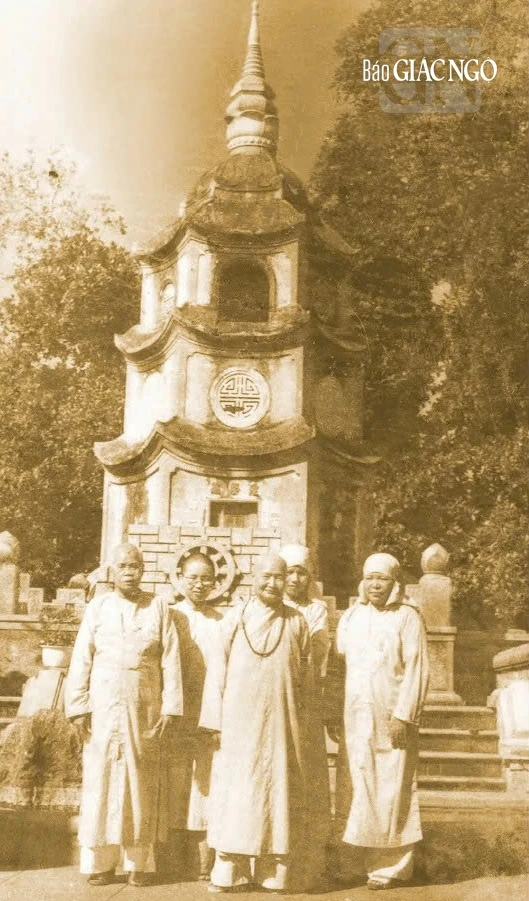 Sư bà Diệu Không cùng chư Ni trước bảo tháp Phổ Đồng (chùa Báo Quốc, Huế)