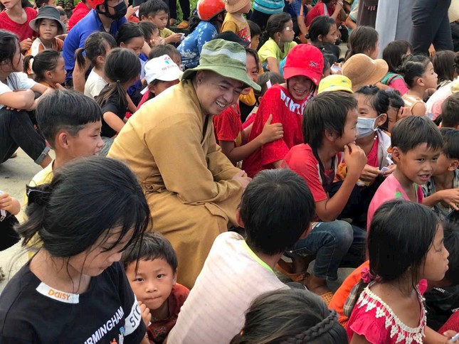Đại đức Thích Minh Đăng gần gũi với đồng bào dân tộc