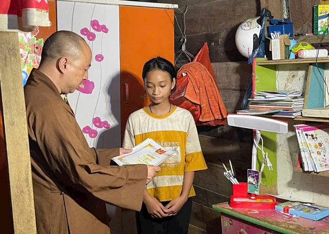 Đại đức Thích Minh Đăng động viên học sinh nỗ lực học tốt Đại đức Thích Minh Đăng động viên học sinh nỗ lực học tốt