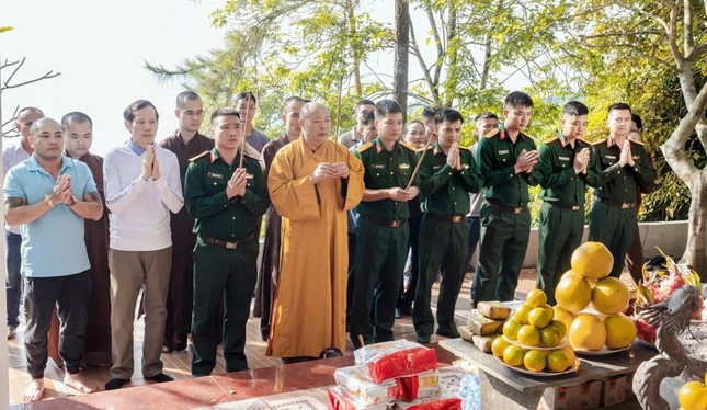 Dâng hương tưởng niệm