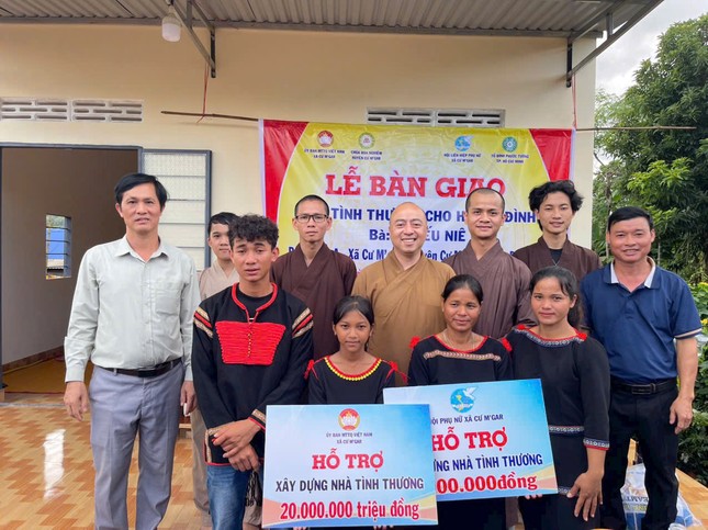 Trao bảng tượng trưng hỗ trợ xây dựng nhà tình thương