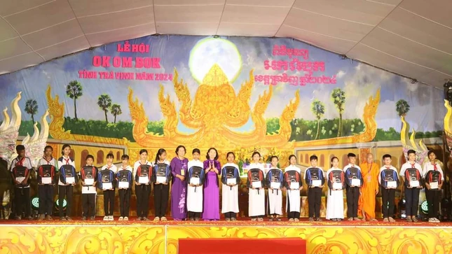 Hòa thượng Thạch Sok Xane và chính quyền tặng học bổng cho các em học sinh khó khăn